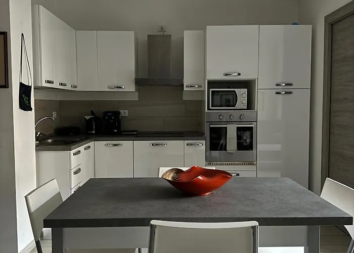 The Lighthouse - * אאוסטה